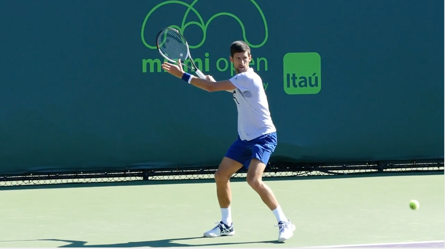 Lire la suite à propos de l’article Maîtriser le revers au Tennis : Une Approche Technique